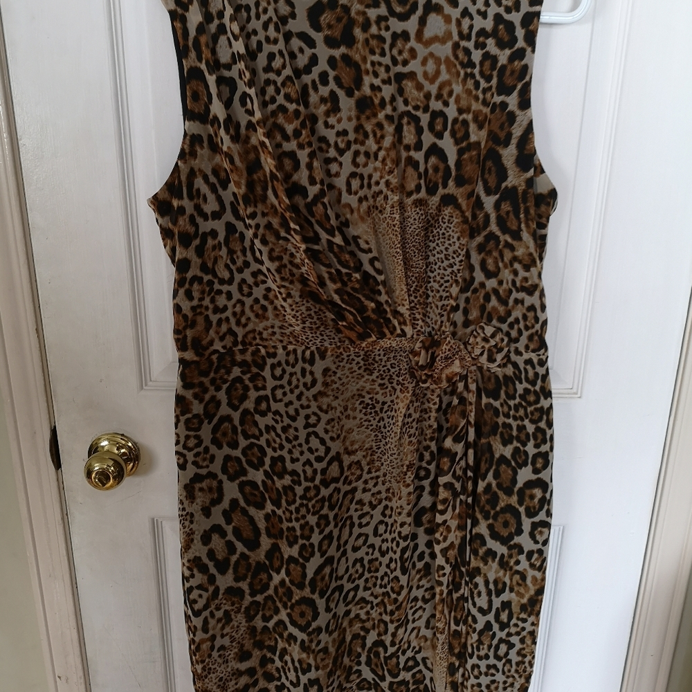 Sleeveless leopard print dress